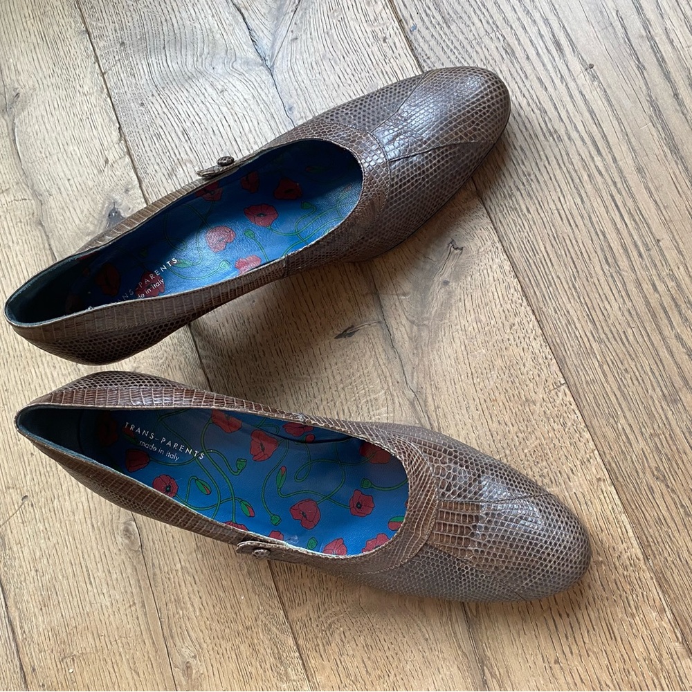 Stunning Italian snakeskin pumps - with button detail - never worn!